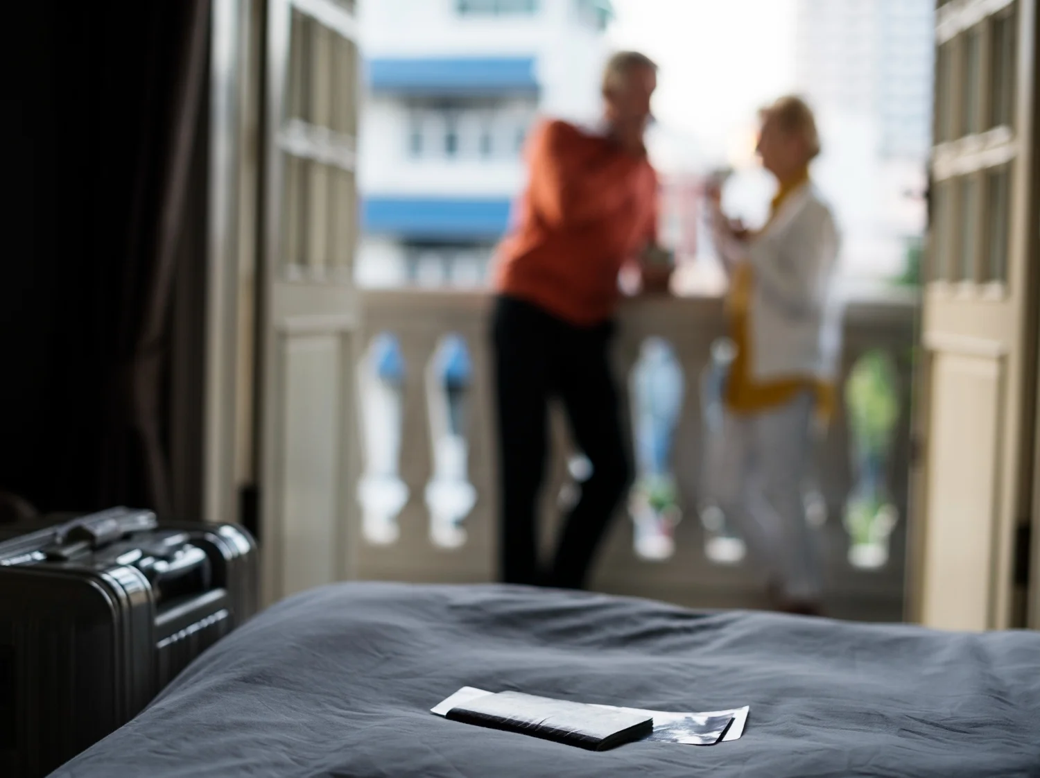 Pareja en balcón de hotel